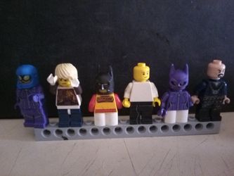 11 Lego People