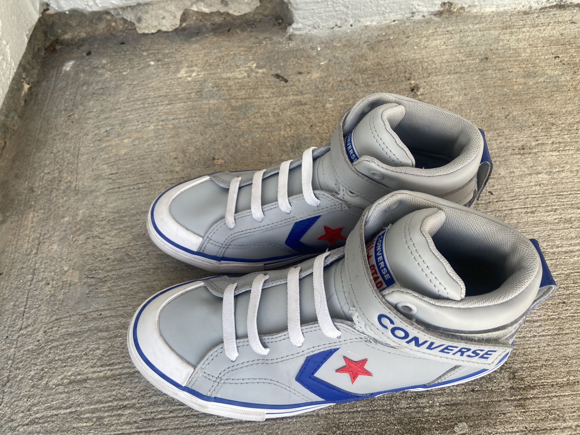 Converse Sneakers Size 4