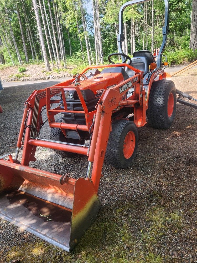 Kubota B7500 Tractor w/Backhoe