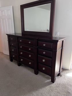 Dresser nice with mirror