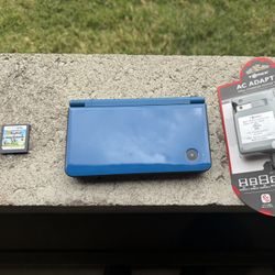 NINTENDO DSi XL - UNOPENED CHARGER - NEW SUPER MARIOS BROS GAME