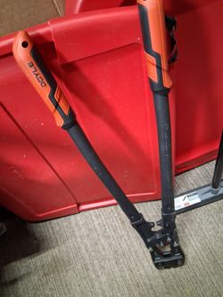2 bolt cutters