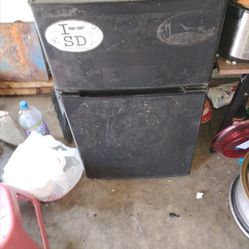 Little fridge works great freezer tooo