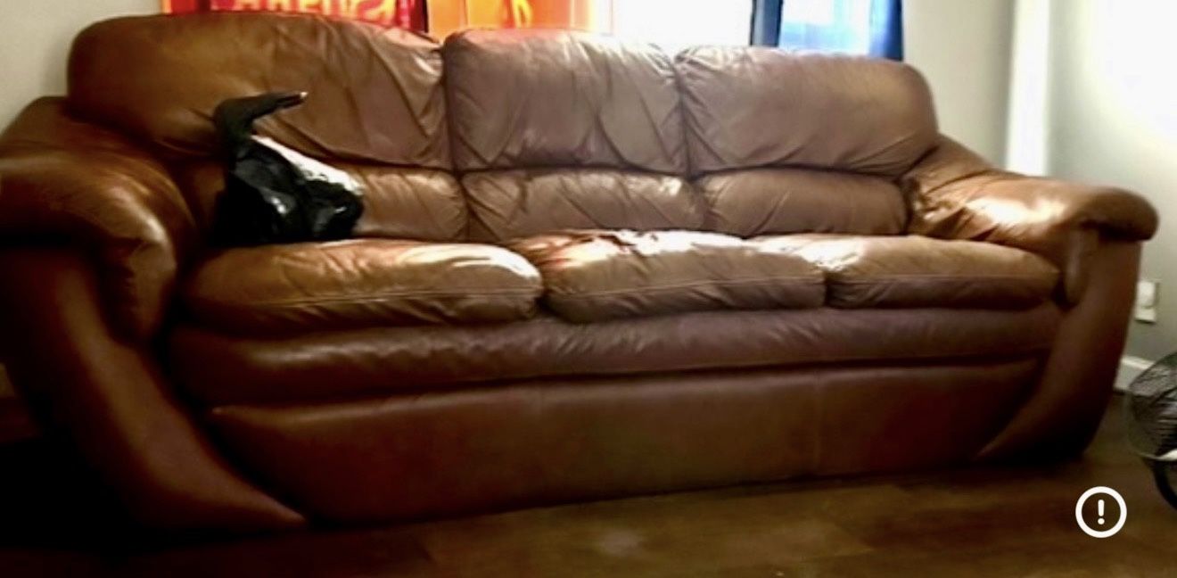 ποΈ $150 Beautiful Genuine Leather Couch β Sturdy, Comfortable, and Timeless ποΈ