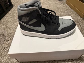 Woman’s 6.5 Jordan Mid1
