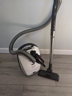 Miele Vacuum Cleaner model S2120 White w/box