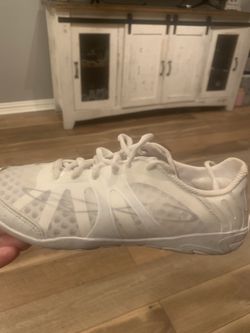 Cheer shoes