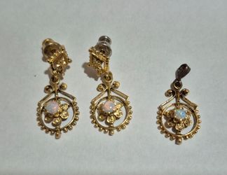 Antque 10K beautifully preserved Victorian-revival matching suite consisting of a pendant and two dangle earrings, each featuring an ornate openwork f