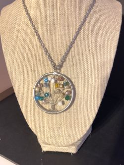Silver tone necklace with beautiful pendant #204
