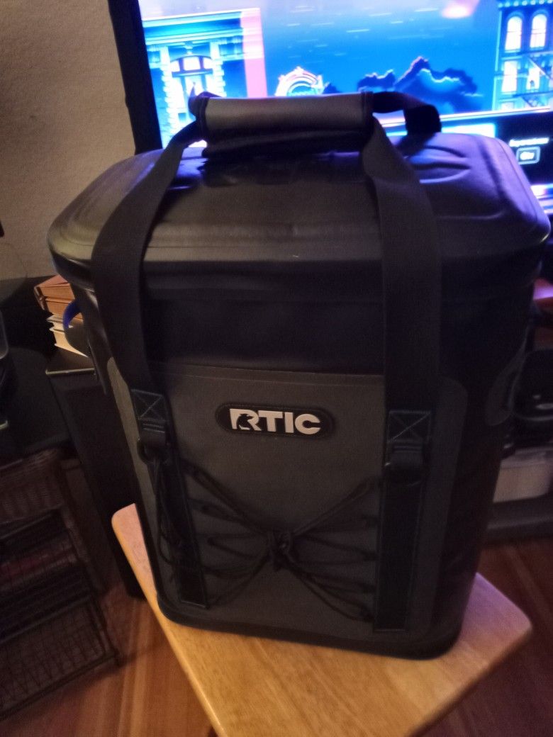 XL RTIC FLOATING BACKPACK ICE CHEST