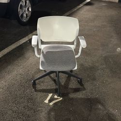 Like New White Office Chairs On Wheels Adjustable 