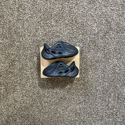 Adidas Yeezy Foam RNR Onyx Size 6K