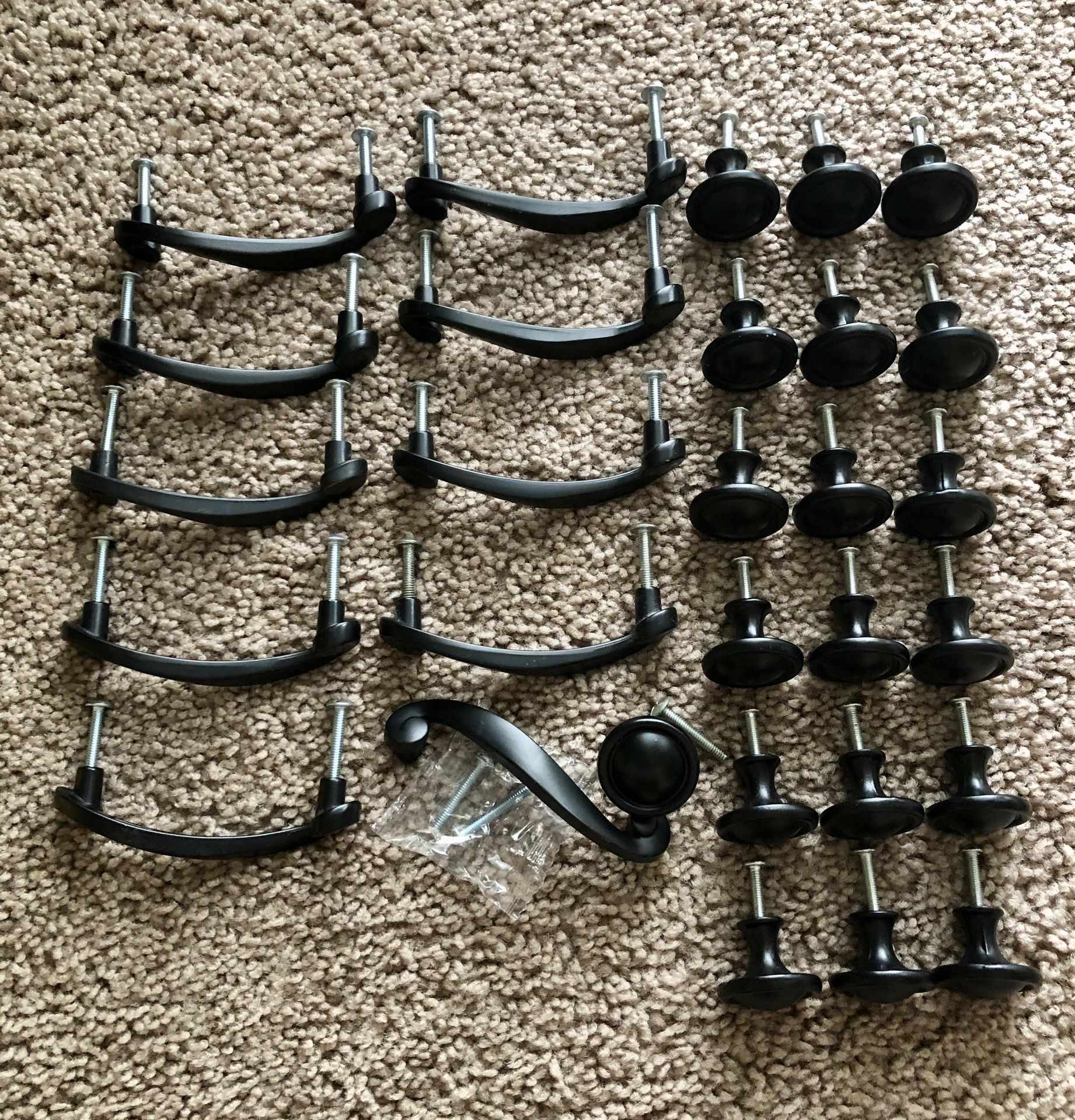 Draw Pulls And Knobs (31) Pieces