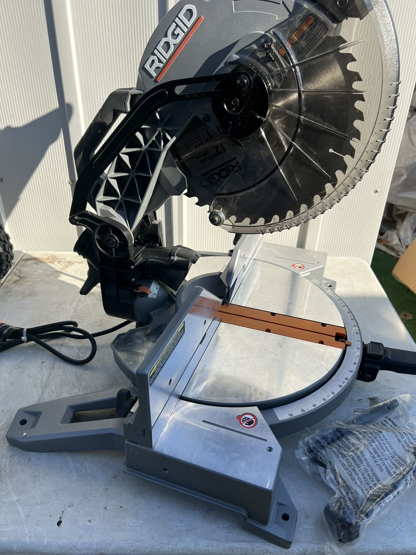 d32b41ae29b9460ab71f6709b919f6  RIDGID 15 Amp Corded 12 in. Dual Bevel Miter Saw with LED