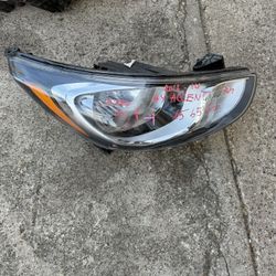 2014 Hyundai Accent Right Headlight 