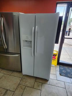 Frigidaire  refrigerator 33 w
