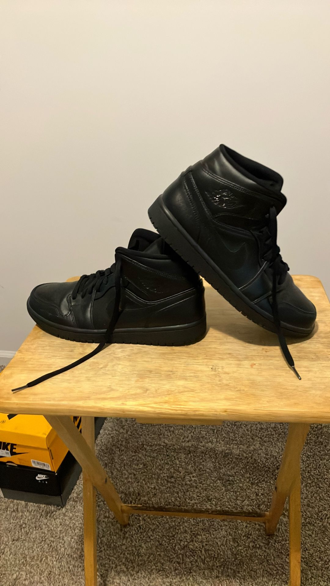 Jordan 1 Mid ‘Triple Black’