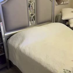 Excellent Condition Queen Bedroom Set $490 obo