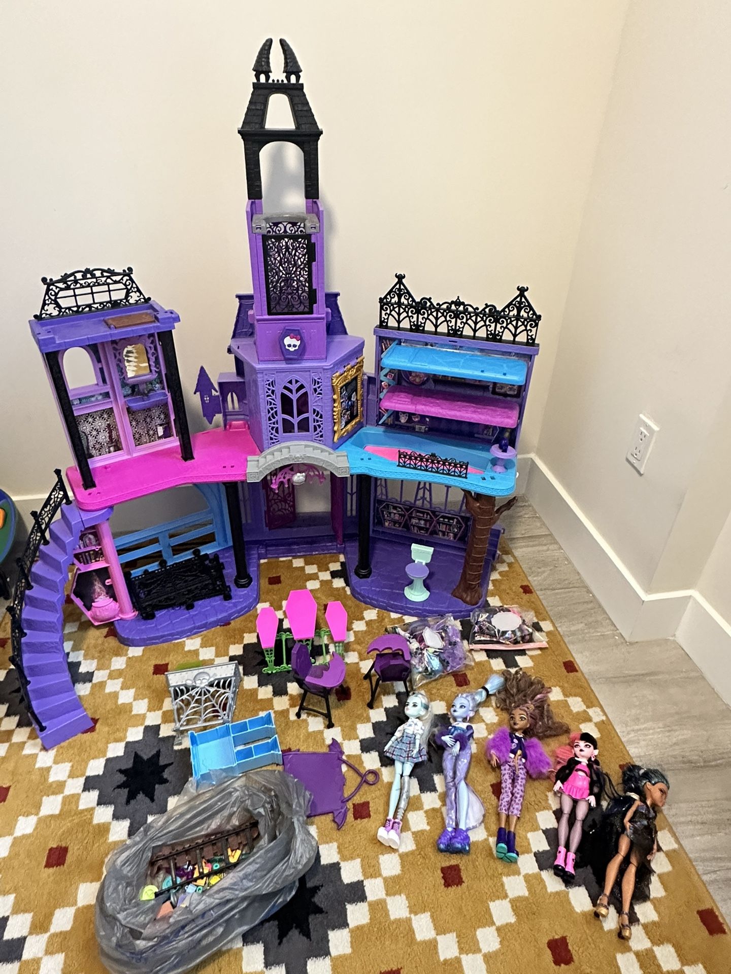 Monster High School + 5 Dolls