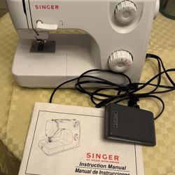 Singer  Sewing Machine In Beautiful Condition