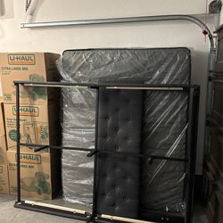 Queen bed w/ Bed frame/headboard 
