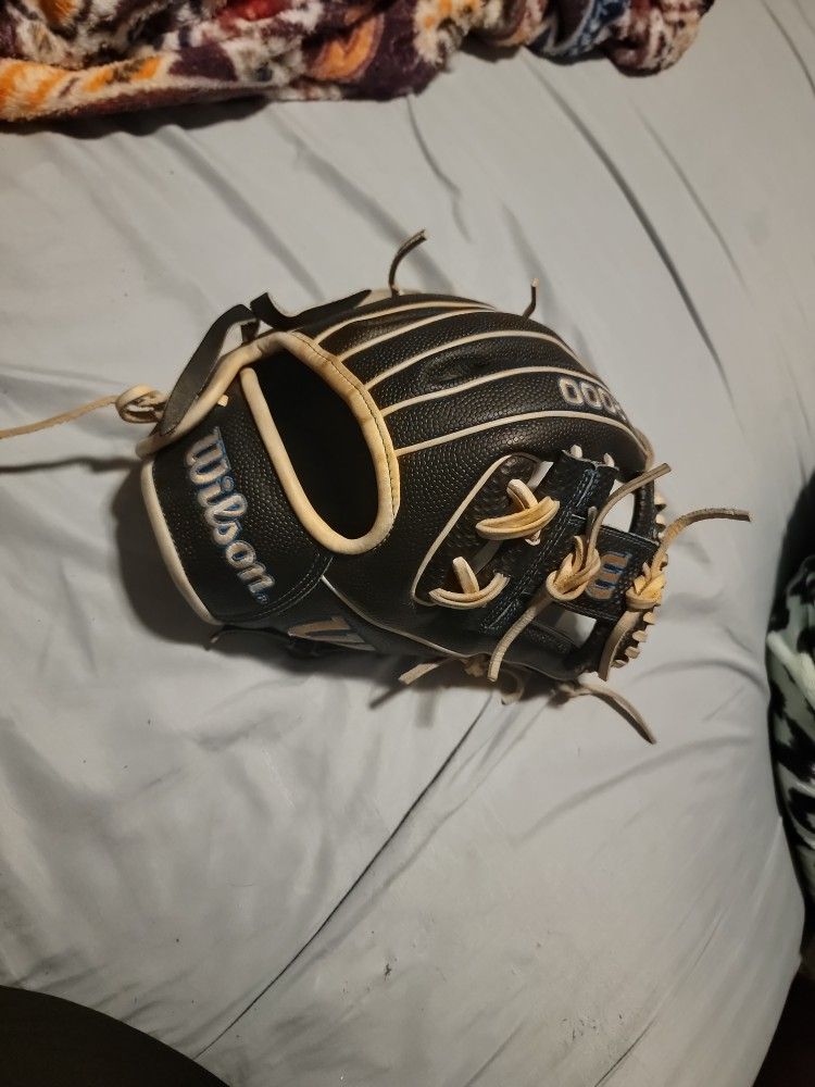 WILSON A2000 BASEBALL GLOVE
