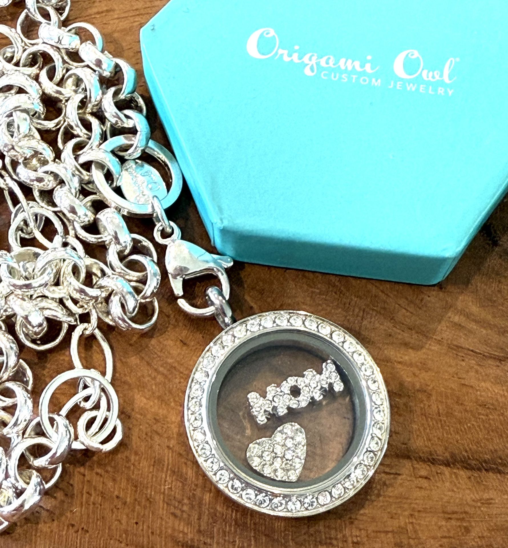 New Mother’s Day Rolo Origami Owl Necklace Locket Floating Charms Rhinestone Perfect for mother’s day gift. Locket opens and you can change floating c