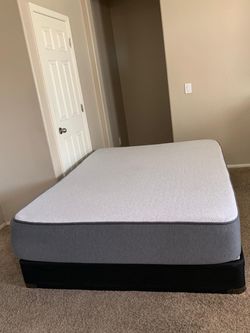 QUEEN CASPER MATTRESS AND FREE BOX SPRING