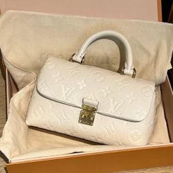Detachable chain lock closure Embossed grained cowhide leather Shoulder and crossbody handbag Super mini Women's off-white