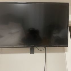 32inch Tv with wall mount 