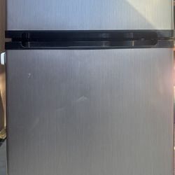 Insignia™ - 3.0 Cu. Ft. Mini Fridge with Top Freezer - Stainless steel