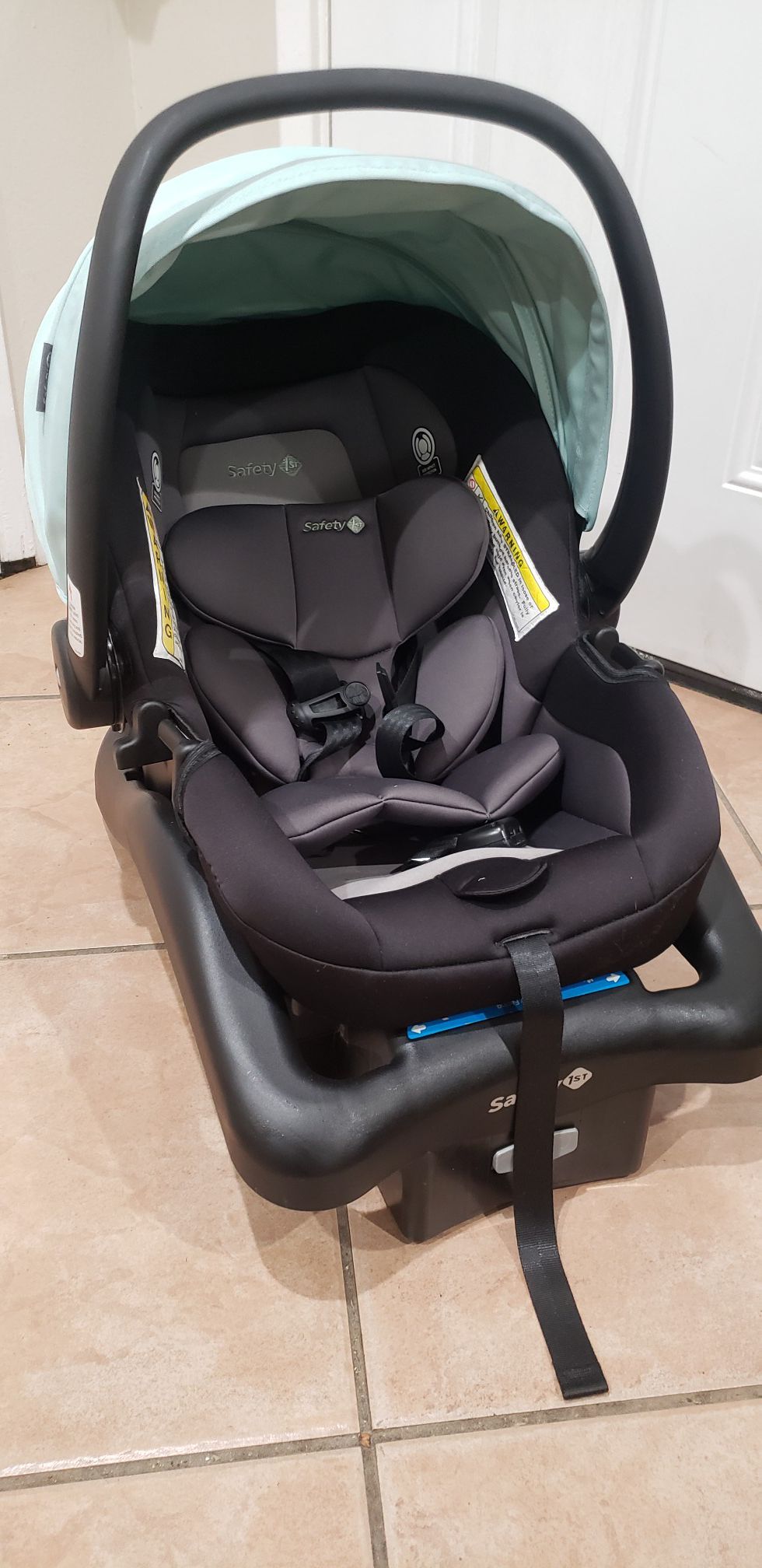 Like NEW Infant Safety1st onBoard 35 LT baby Car Seat