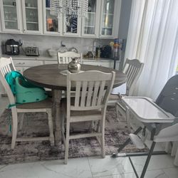 Havalance Dinner Table With Chairs 