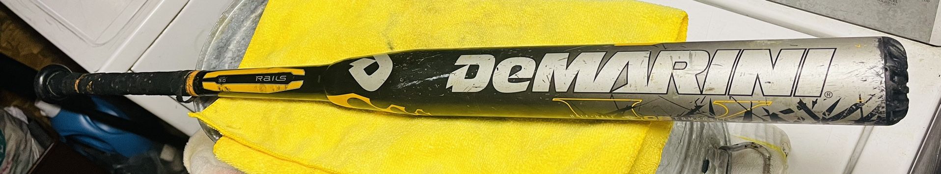Batte Softball DeMarini White Steel 2008 – 26 Oz, 34 Pouces – Paroi Simple, Manche Noir