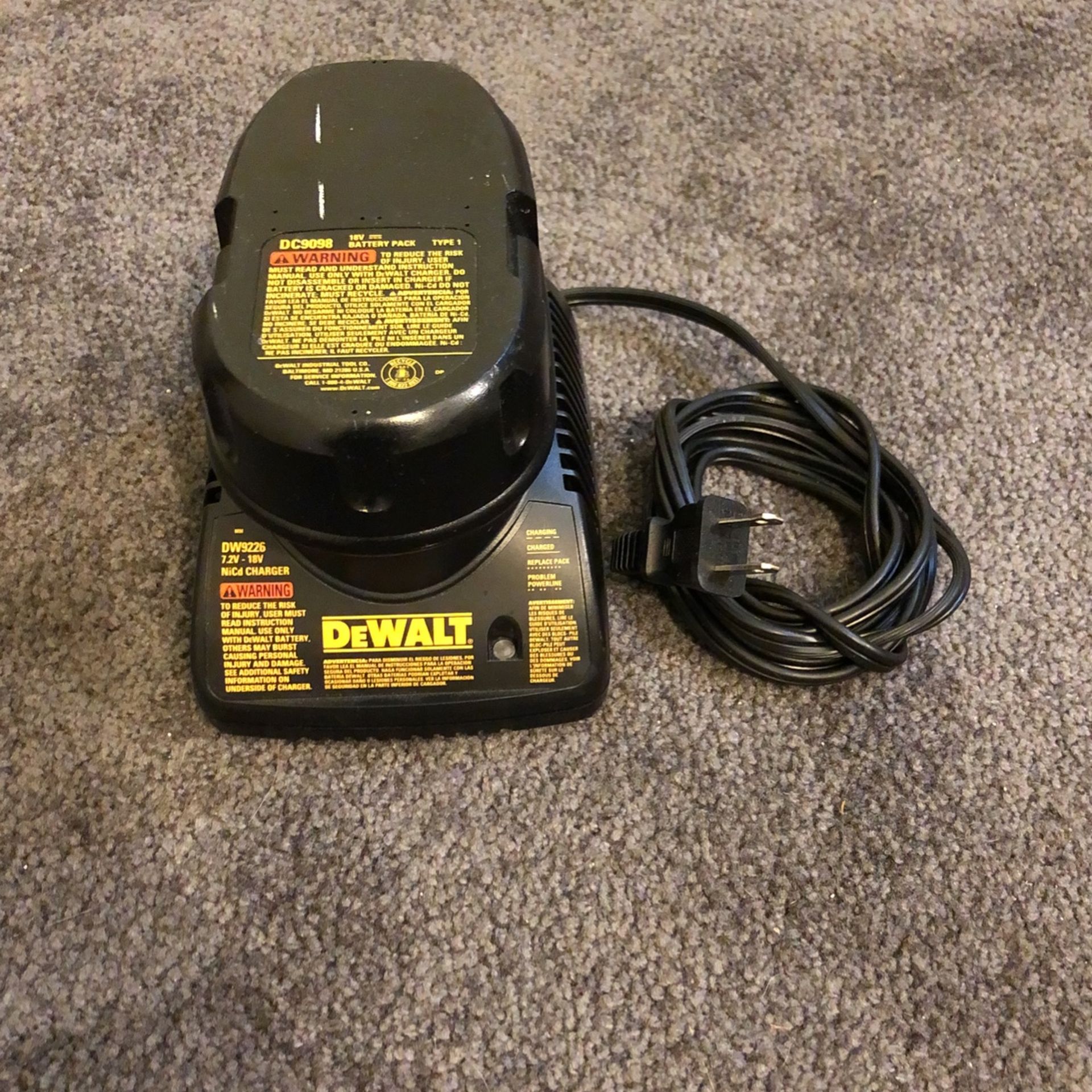 Dewalt DW9226 7.2V - 18V NiCd 1-Hour Battery Charger And Battery