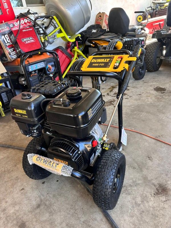 DEWALT4400 PSI 4.0 GPM Cold Water Gas Pressure Washer