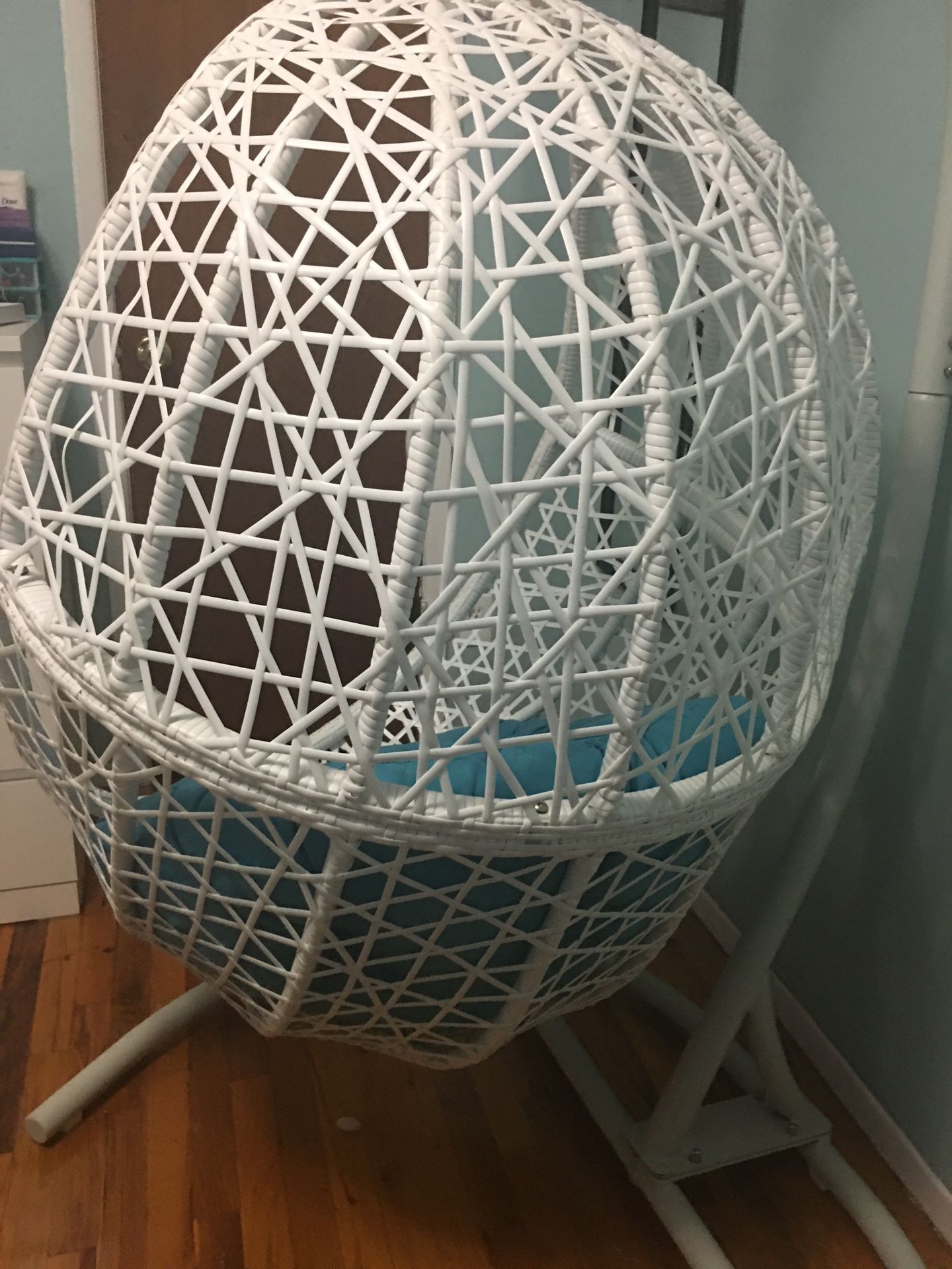 Hanging chair in a very Excellent condition almost brand new