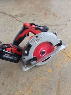 Milwaukee  18v 7 1/4 sierra circular y batt 8AH usado no charger $180 Firme Área Jersey Village 77O41