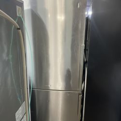 summit 24 inches bottom freezer 