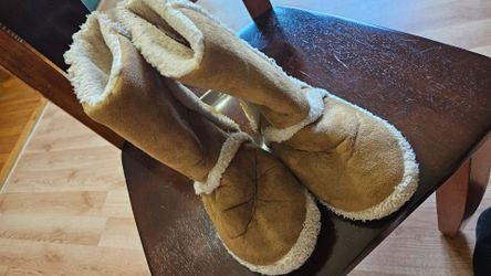 Never worn, Uggs women Sued 9/10 boots, firm.