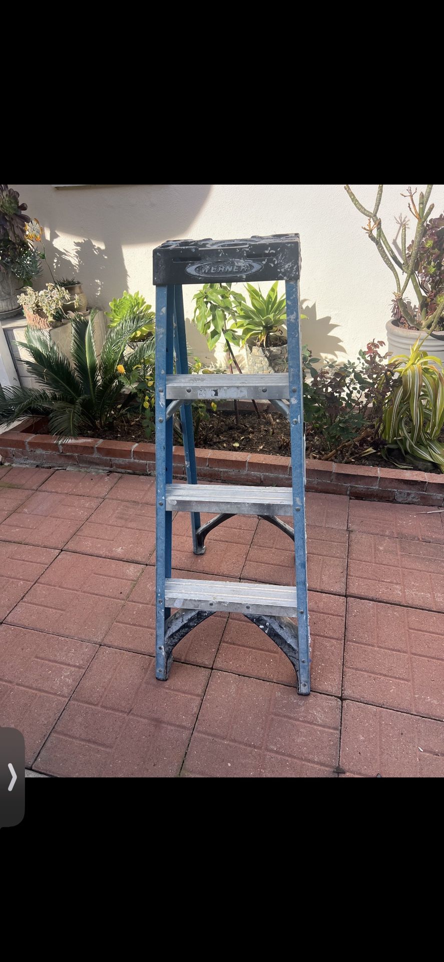 Excelente condition, Four, Feet, and more sizes available. Fiberglass ladders.