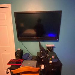 Vizio Flat Screen He Tv With Wall Mount 