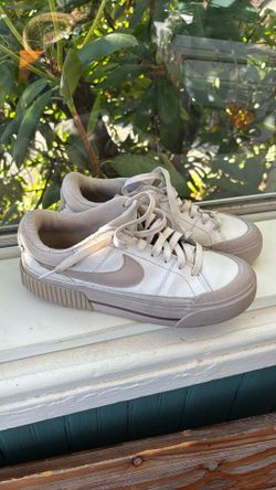 Women’s Nike Sneakers - Size 8