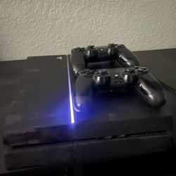 PS4 With 2 Controllers And 6 Games 
