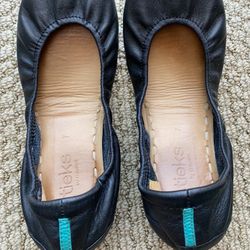 Like New Tieks Ballet Flats In Classic matte Black