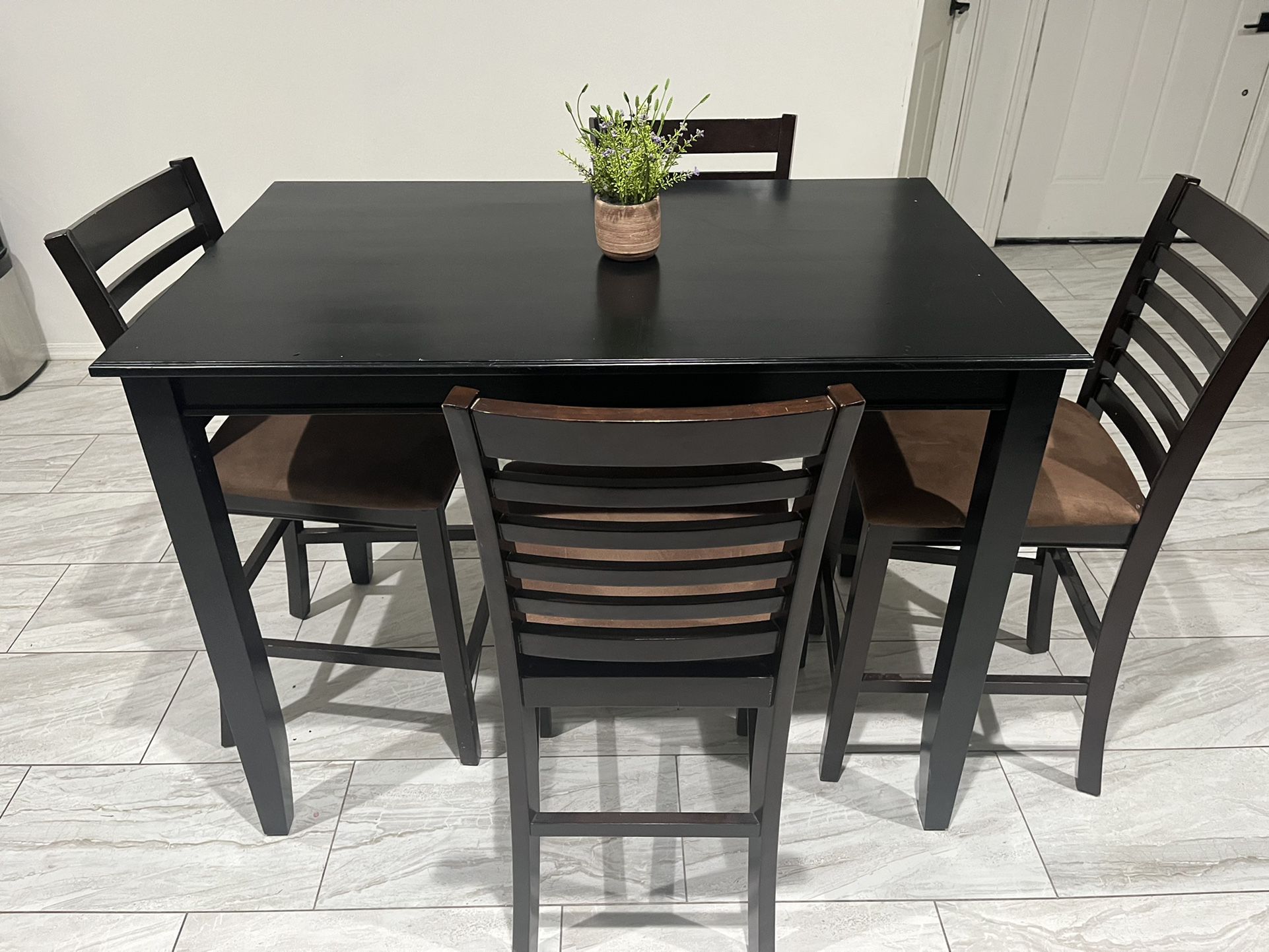 High Dining Set Of Tableta And Chairs 