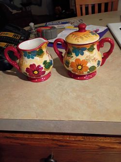 Creamer and sugar bowl set