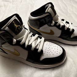 Nike High Air Force 1’s Black/White/Gold