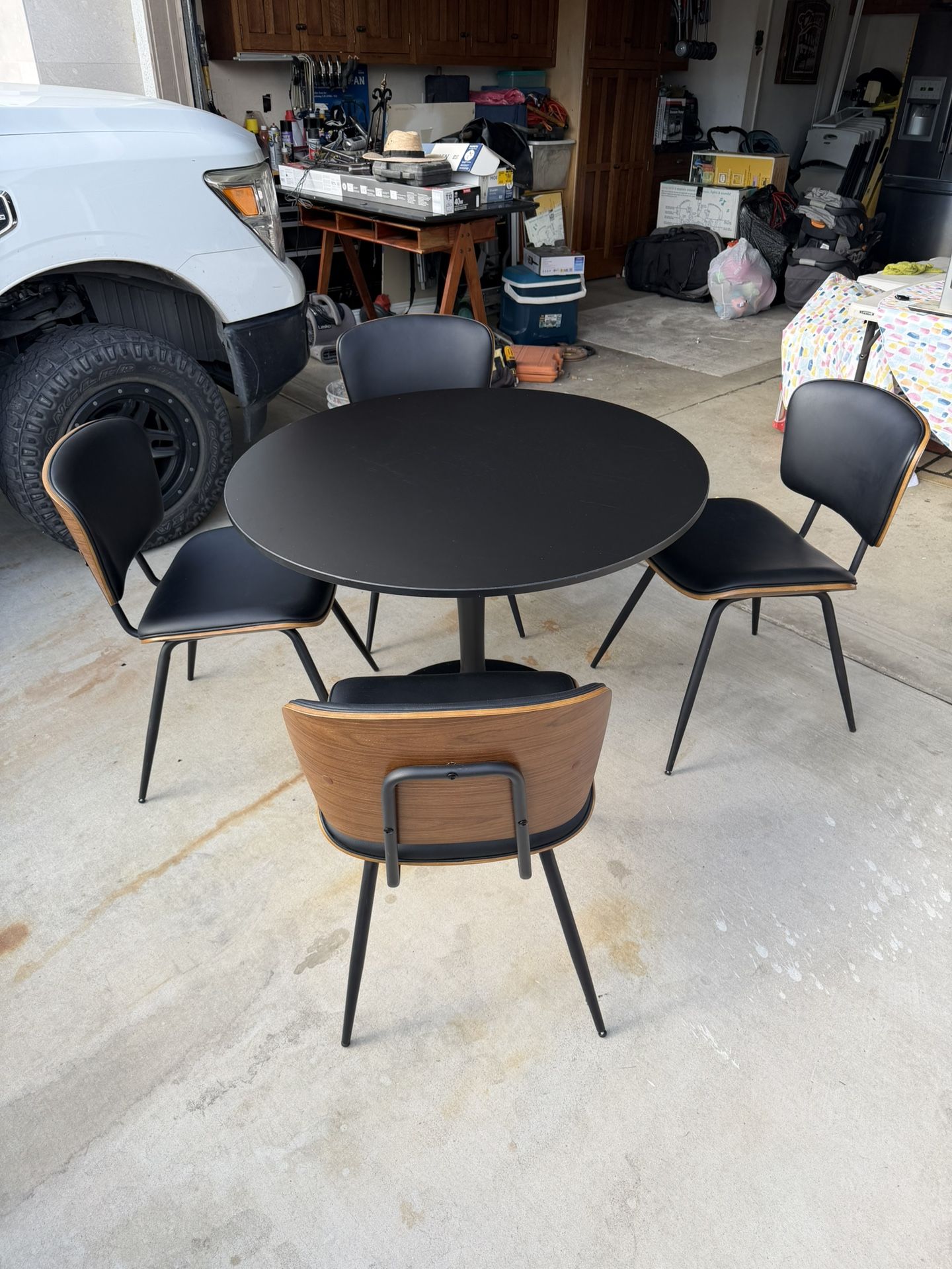 Dining Table & Chairs 