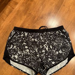 Woman’s Under Armour Workout Shorts Like New Shipping Avaialbe 